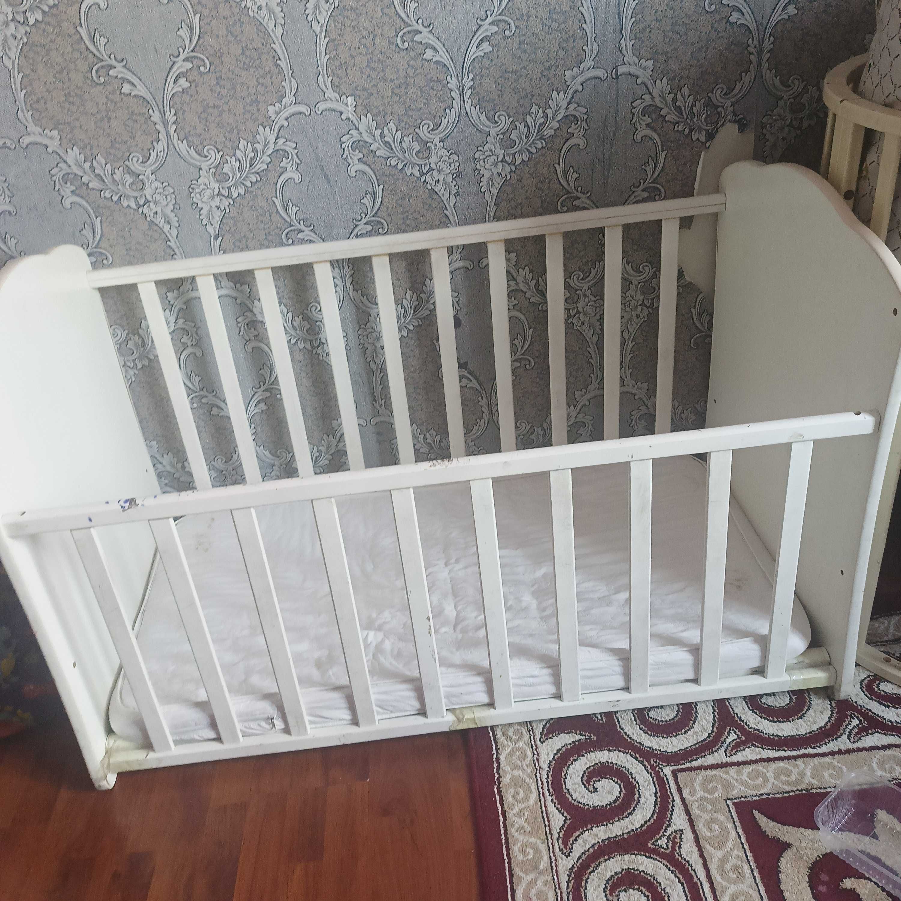 Продам детский кроват+манеж (матрас в подарок) срочно. Торг. уместен.