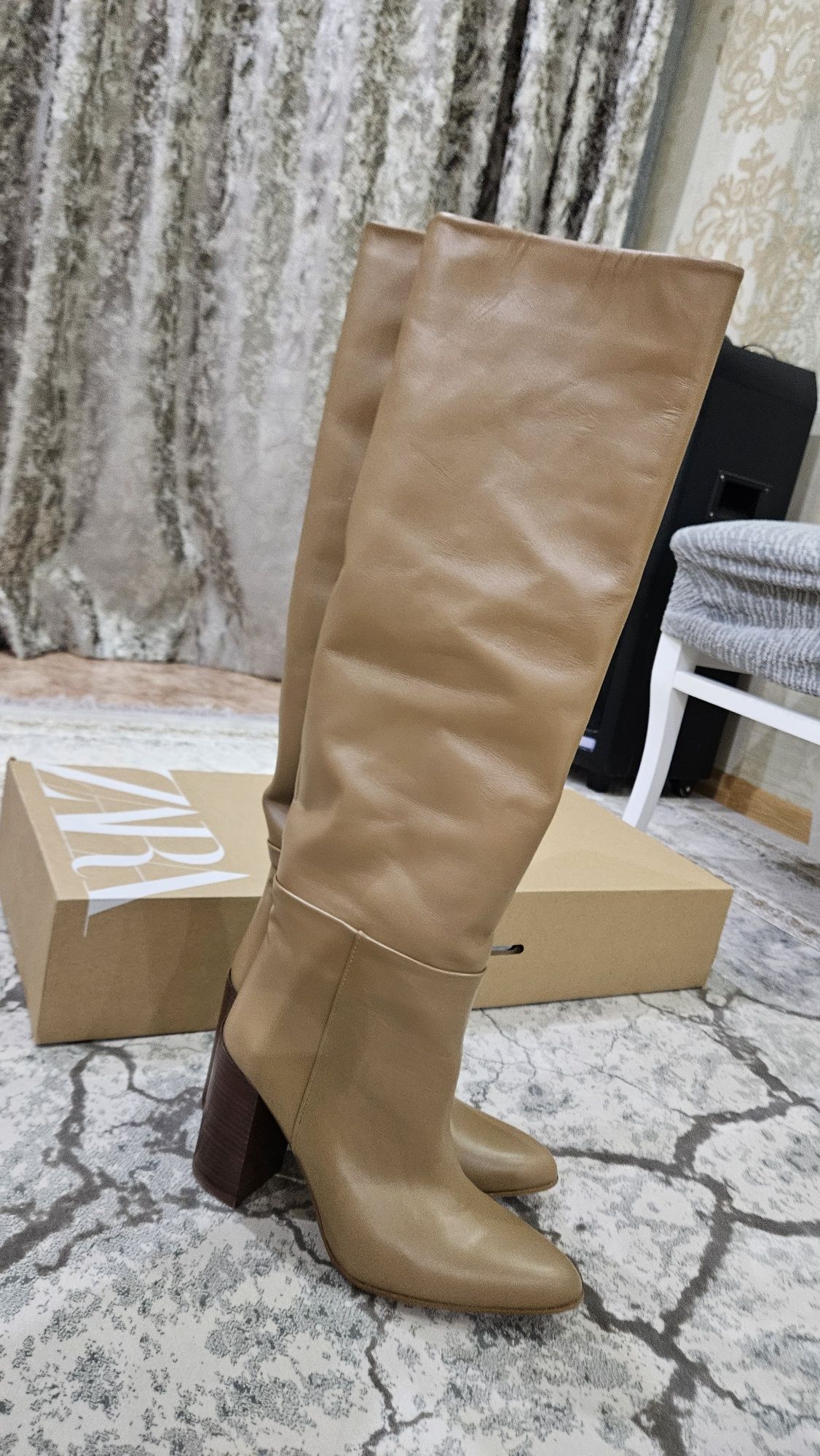 Новые демисезонные ботфорты фирмы  ZARA, кожаные 38 размера