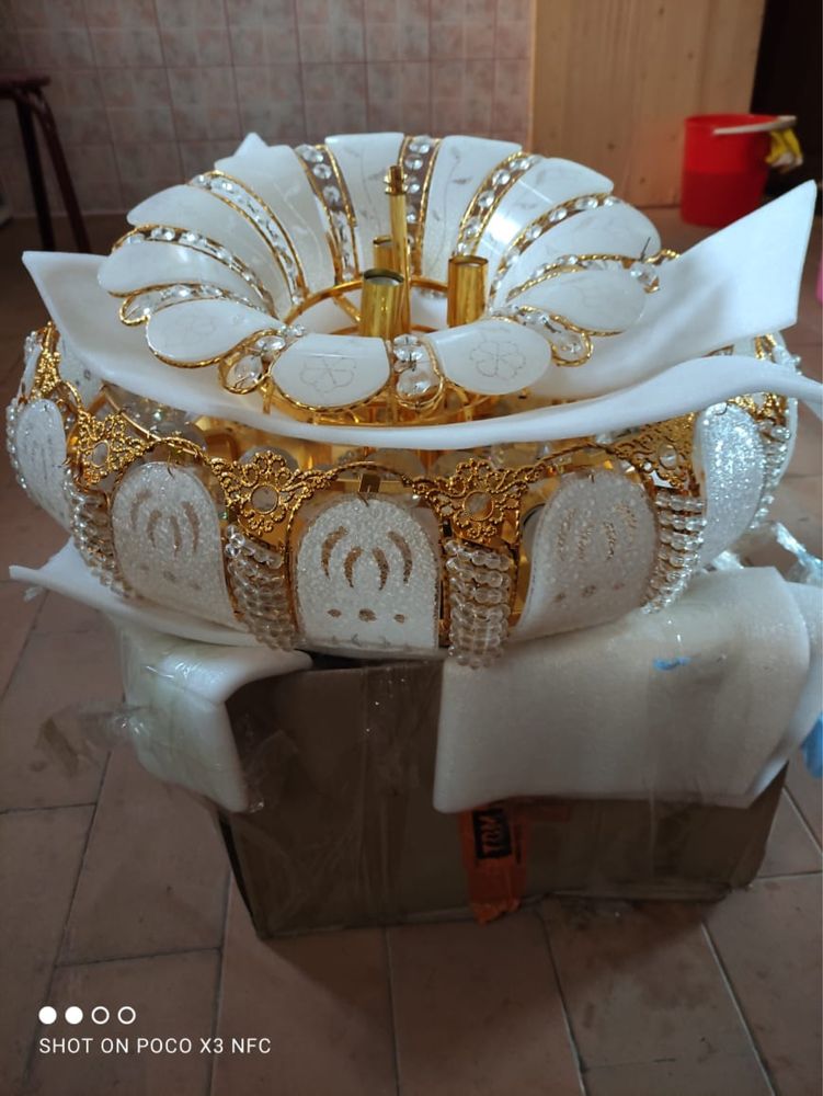 Продам люстру