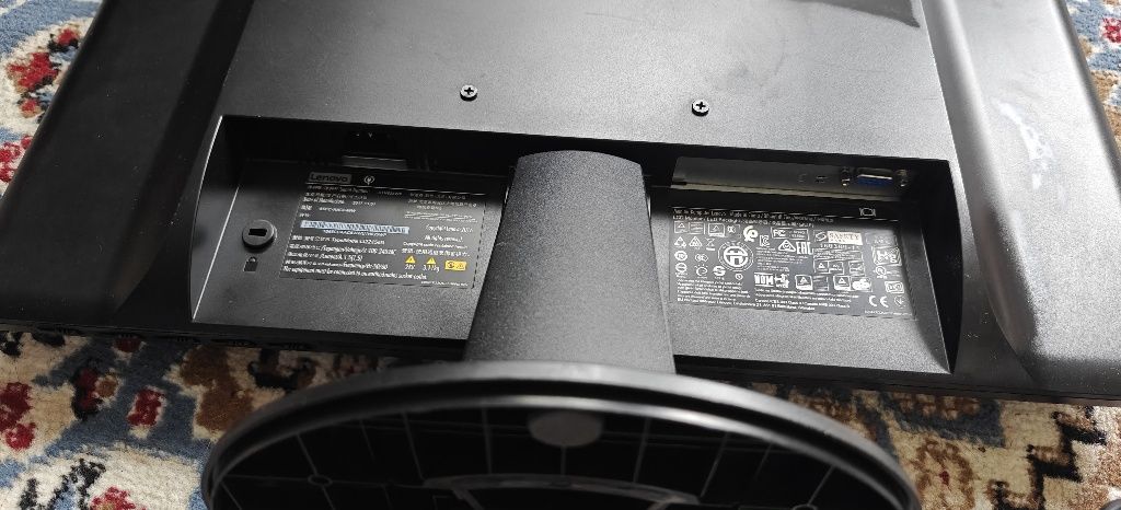Продаем монитор Lenovo LI2215