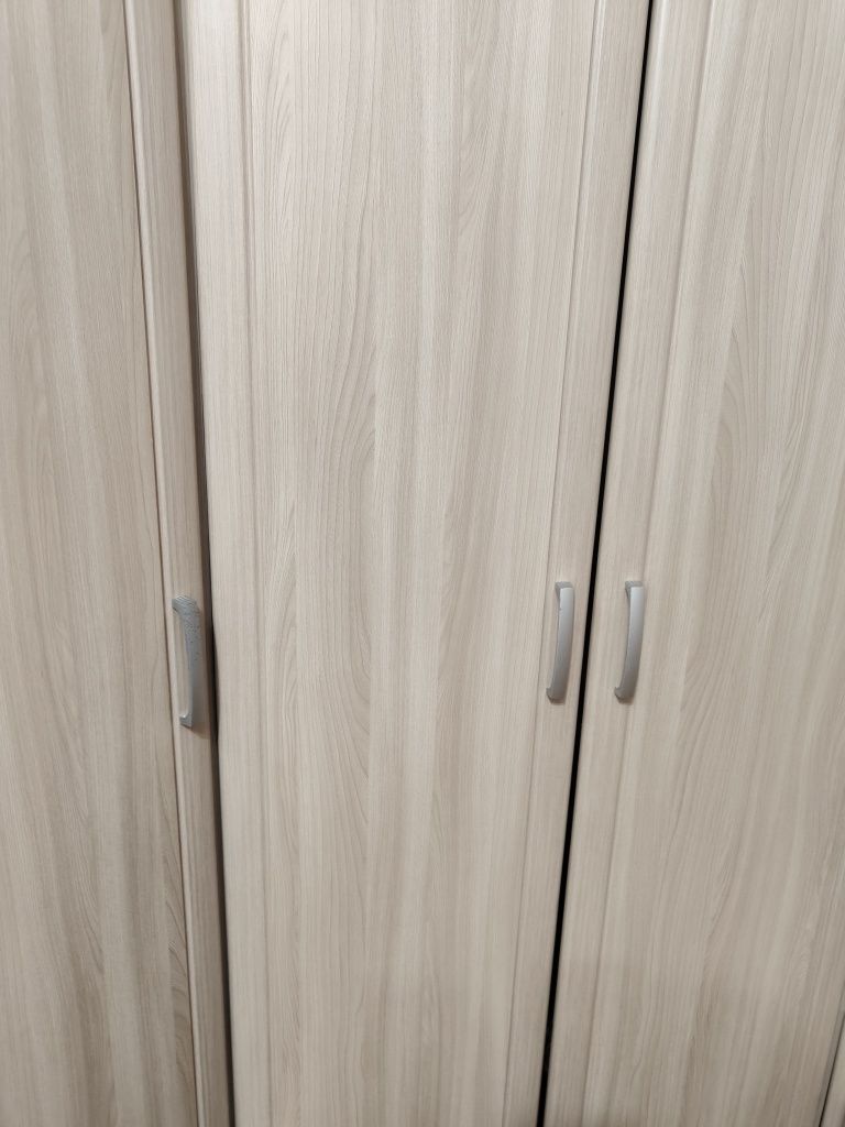 Продам угловой шкаф