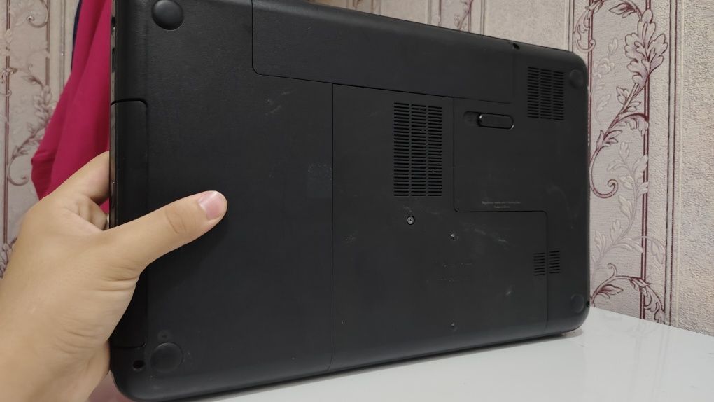 Ноутбук hp в плохом состоянии нету зарядки и мышки