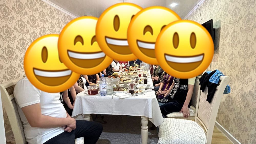Стол со стулями.