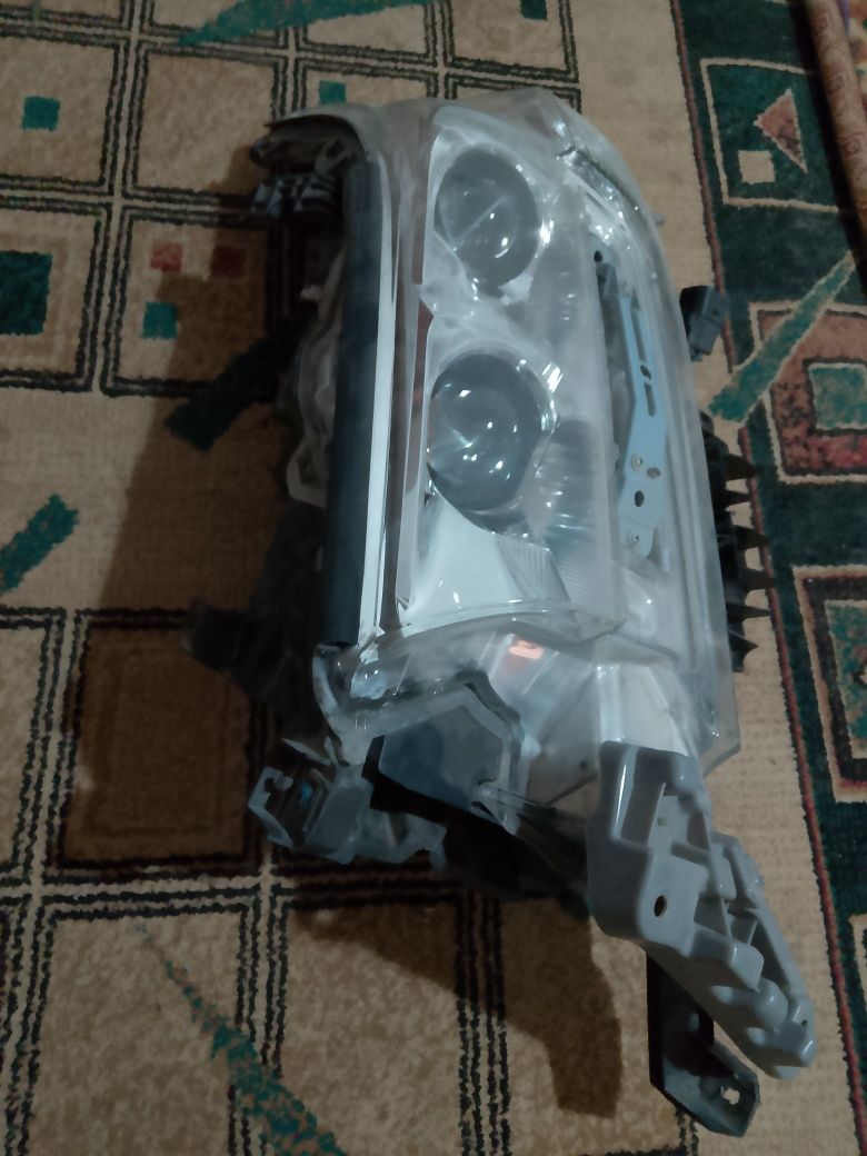 Передняя фара левая (L) на Land Cruiser 200  LED )