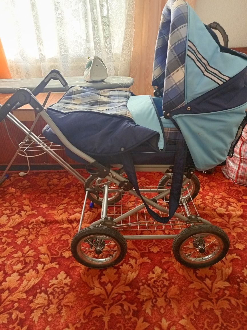 Продам детскую коляску 2 в 1