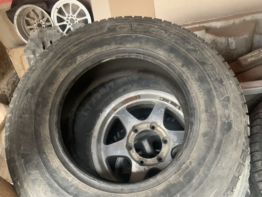 Срочно шины всесезонки 215/70/15 одна, 235/75/15 две в хорошем состоян