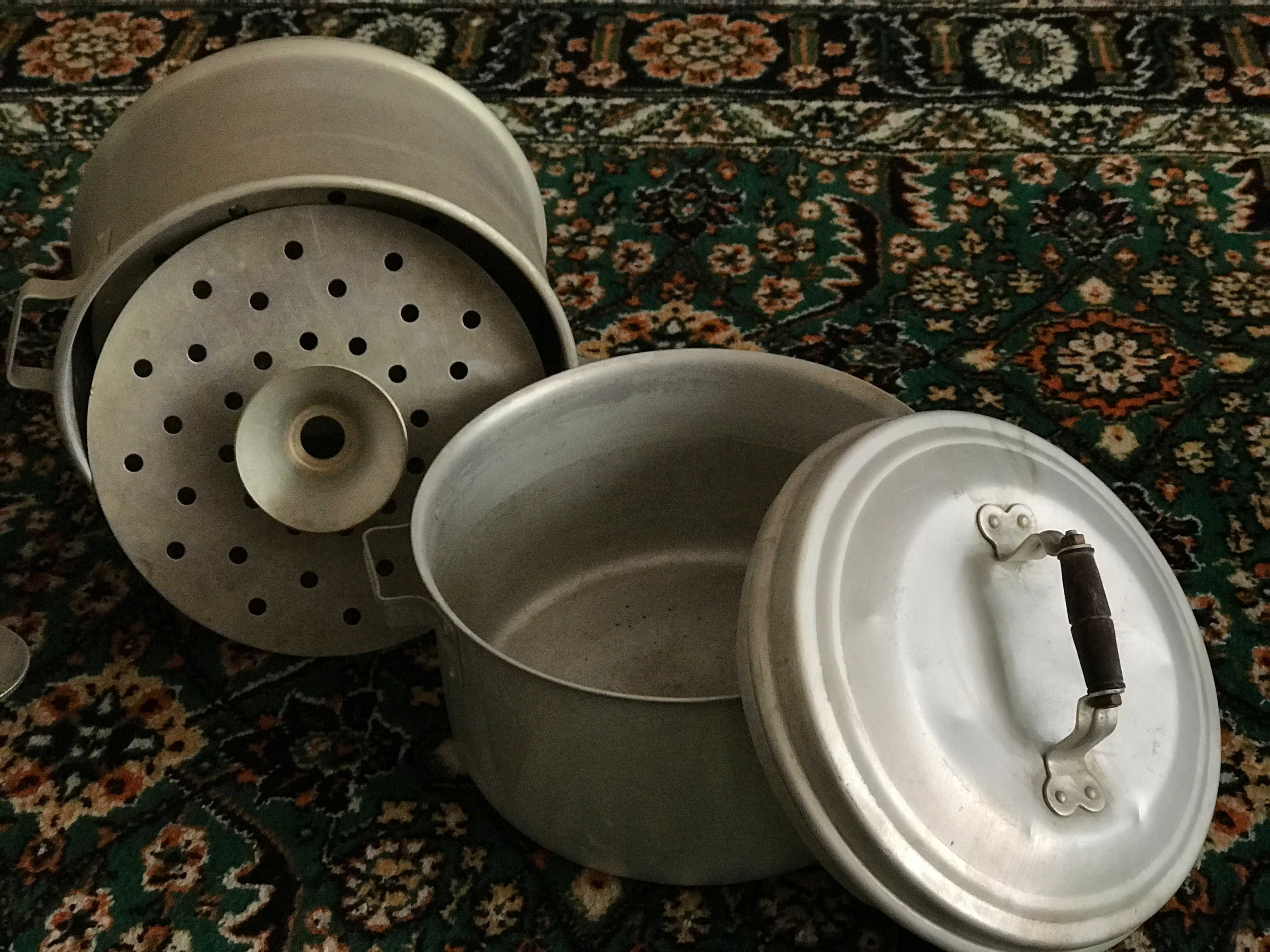 Продаю казан, мантоварку и мясорубку СССР.