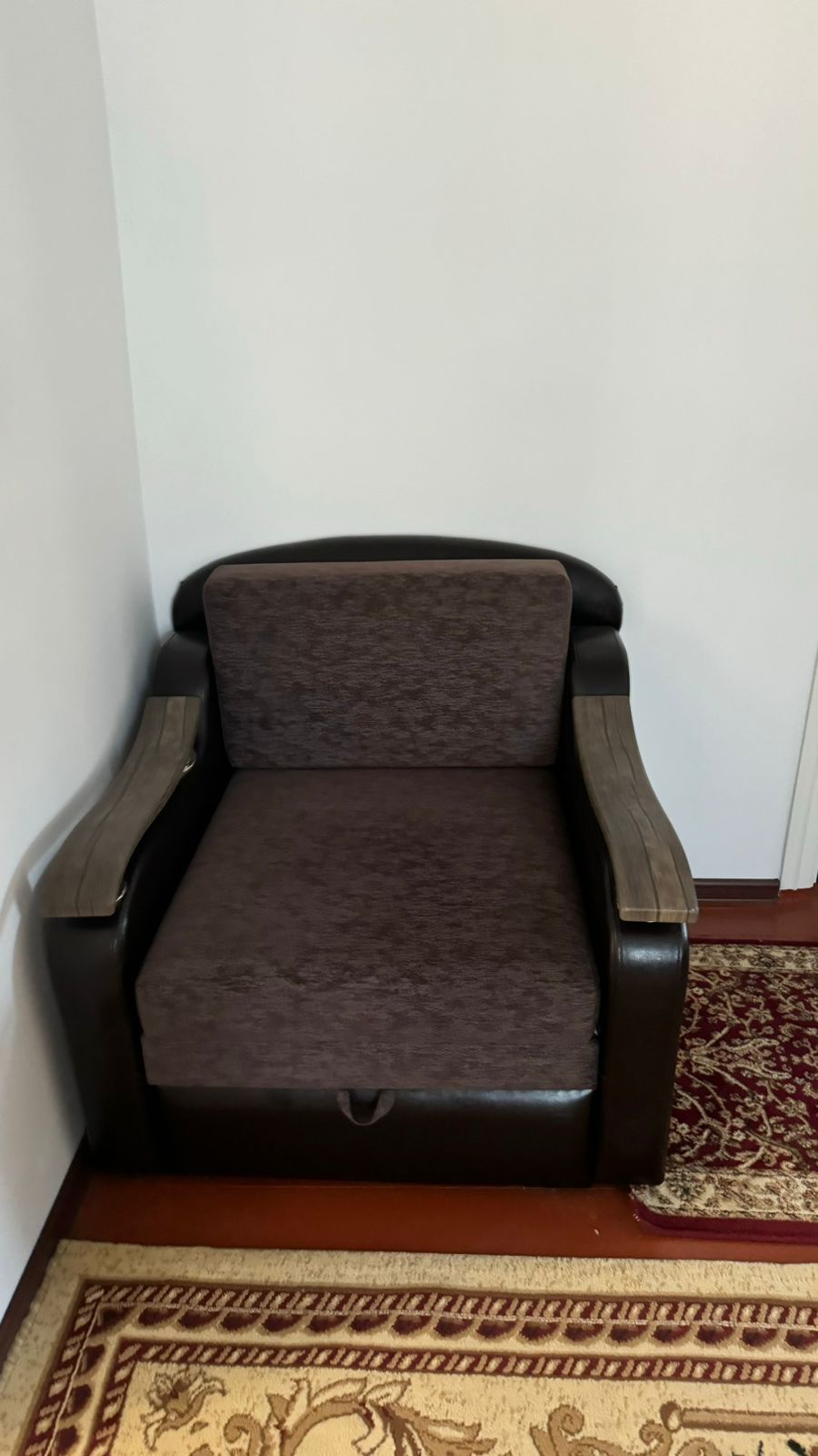 Срочно продам мебель диван с креслом  хорошим состояние идеальное