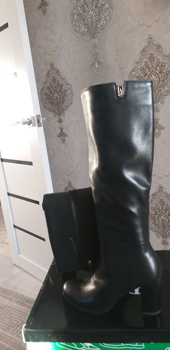 Продам женские сапоги