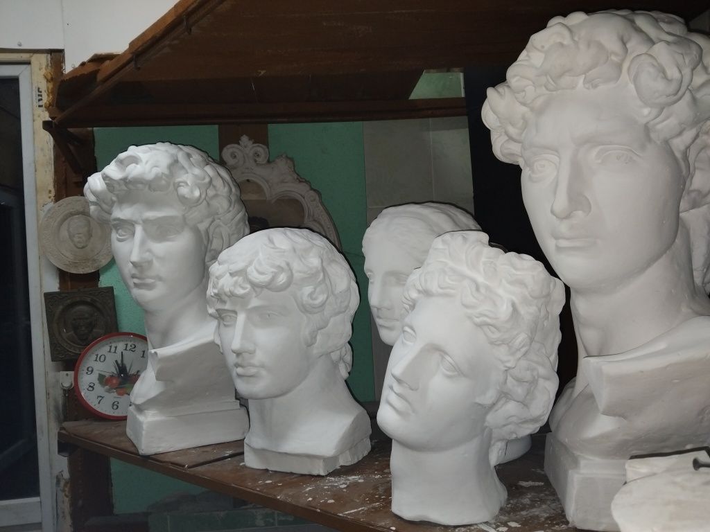 Скульптуры, бюсты, гипсовые головы.