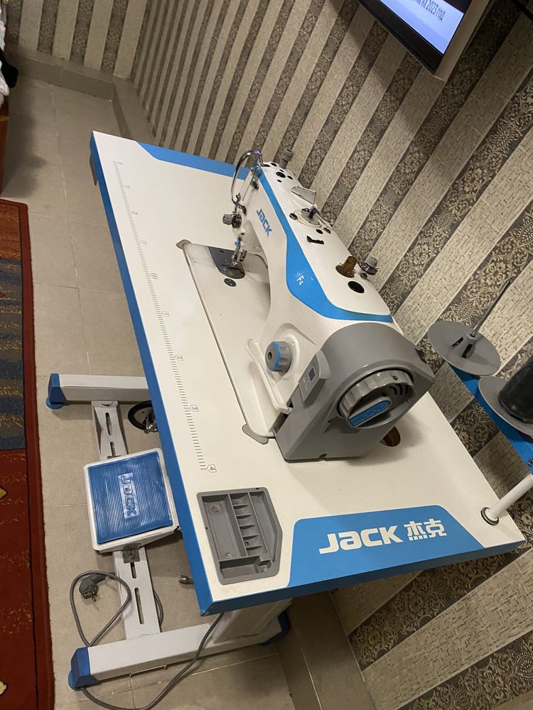 Продам профессиональную швейную машину Jack
