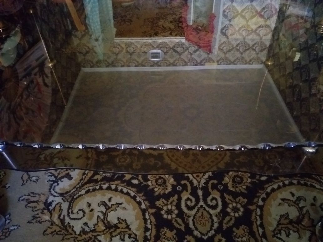 Стол журнальный из стекла