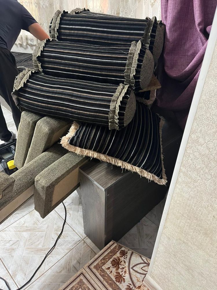 Продам кухонный диван и стол
