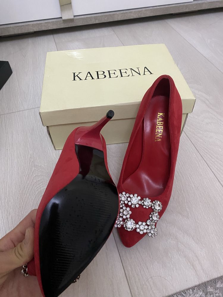 Продам красную замшевую лодочку