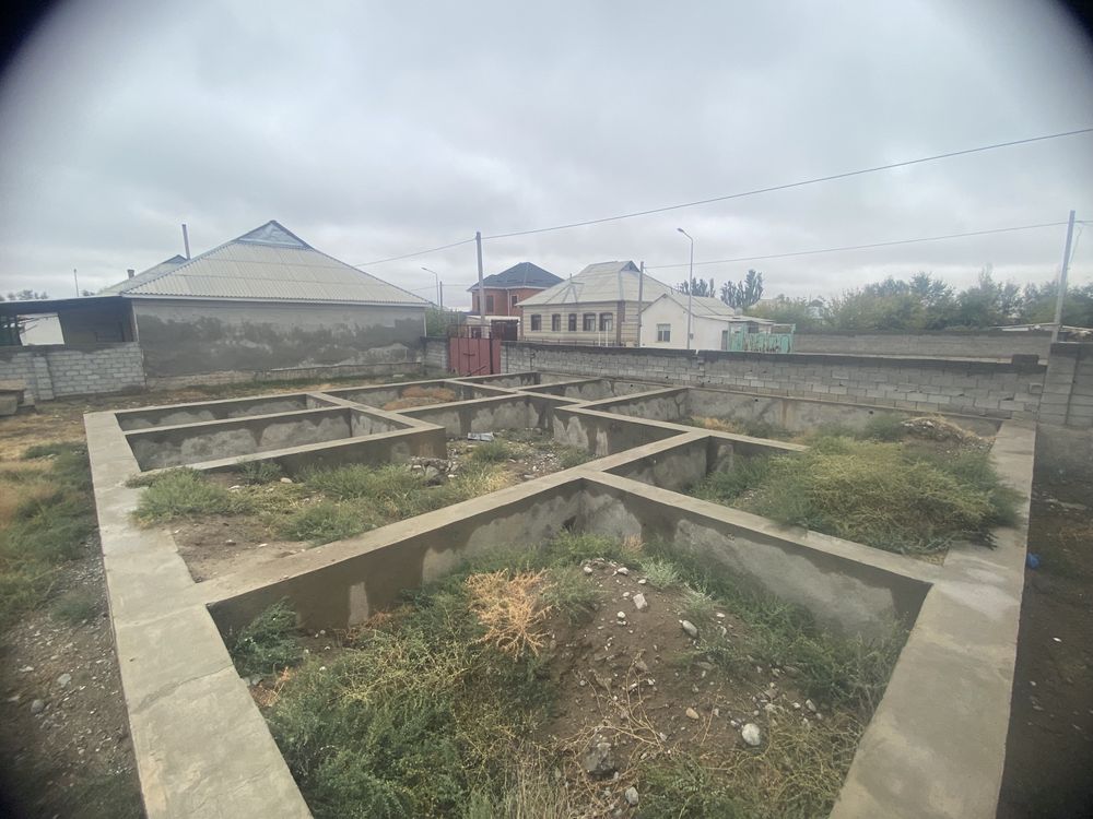 Жер сатылады. 13х14 үлкен үйдің іргетасы құйылған. Қоршалған.