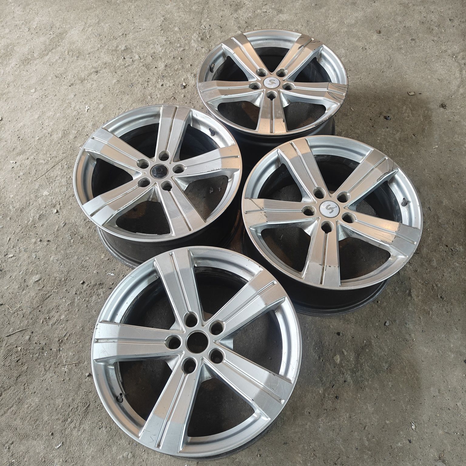 R18 PCD 5 *114,3 Комплект легкосплавных дисков