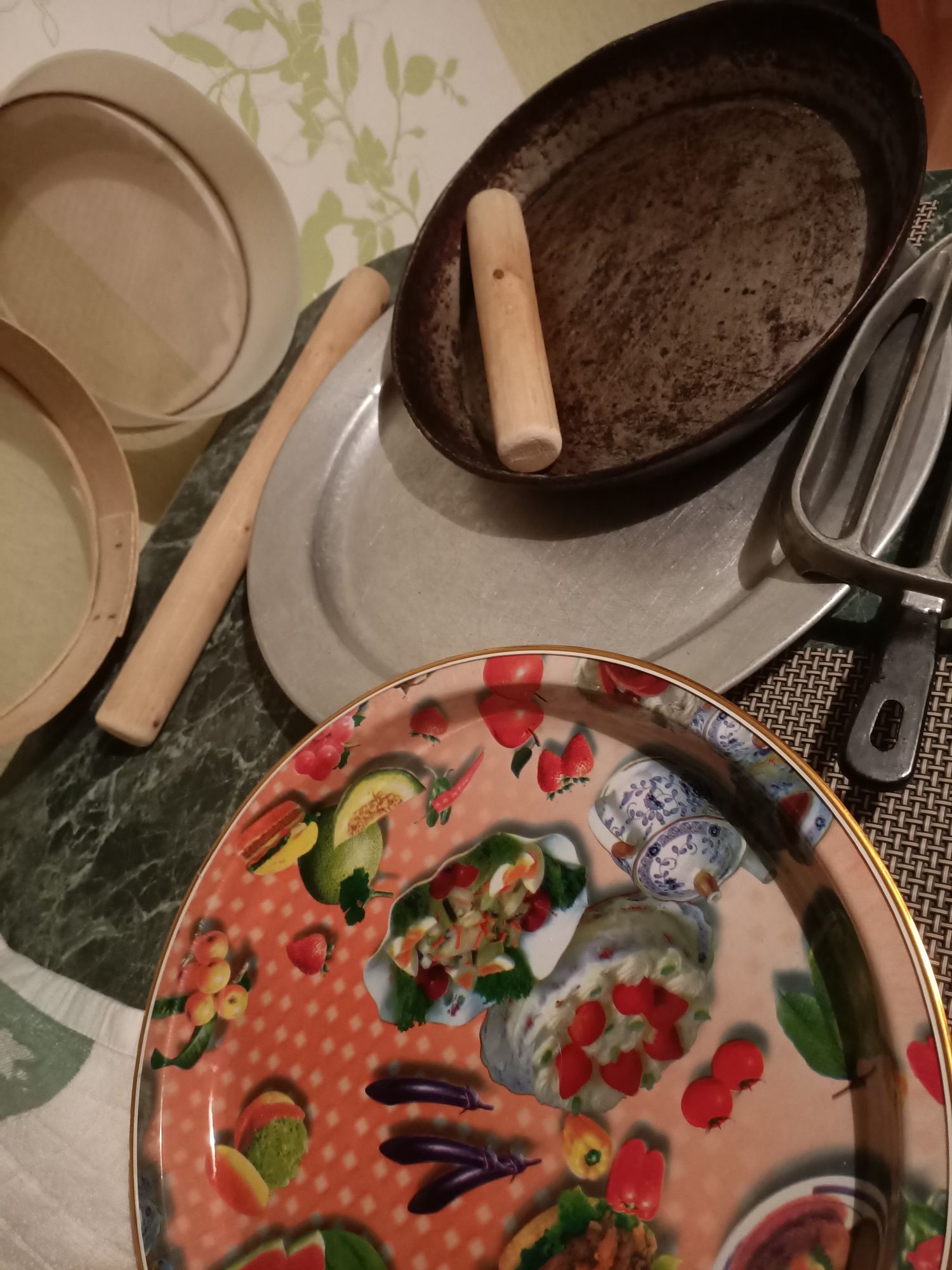 Посуда разная,не дорого.