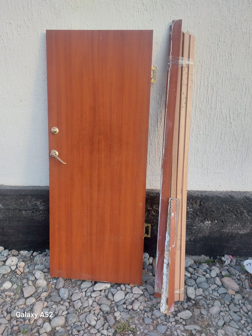 Продам 2 кровати 15000, дверь 10000