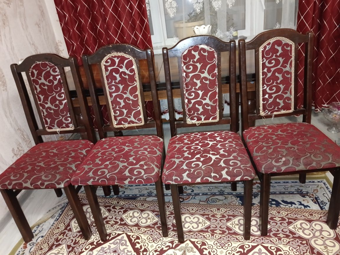 Стол со стульями в отличном состоянии