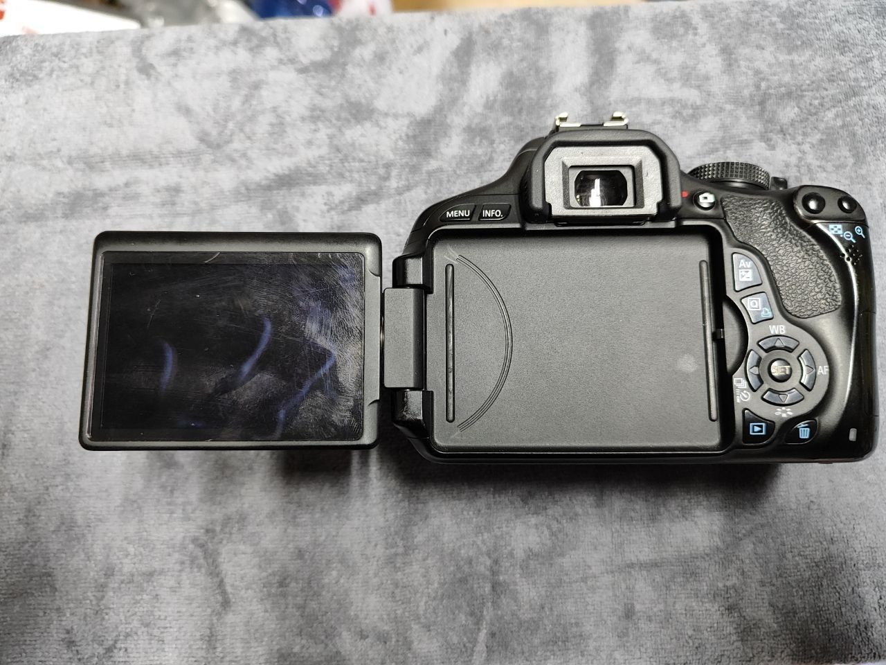 Canon 600D  тушка без ничего