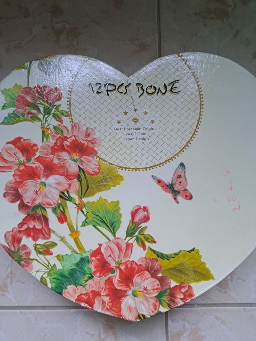 Продам Красивый сервиз