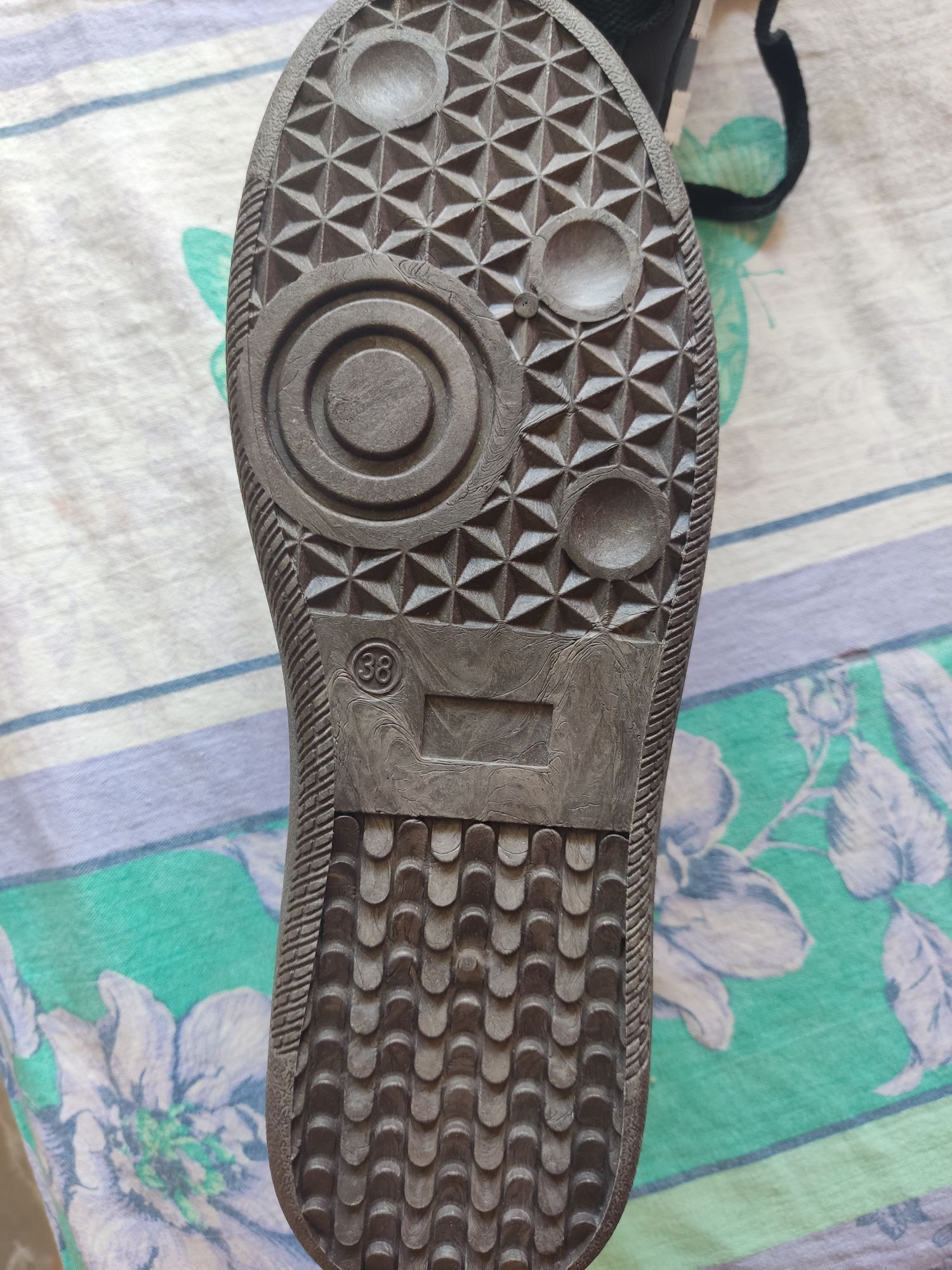 Кроссовки новые,
