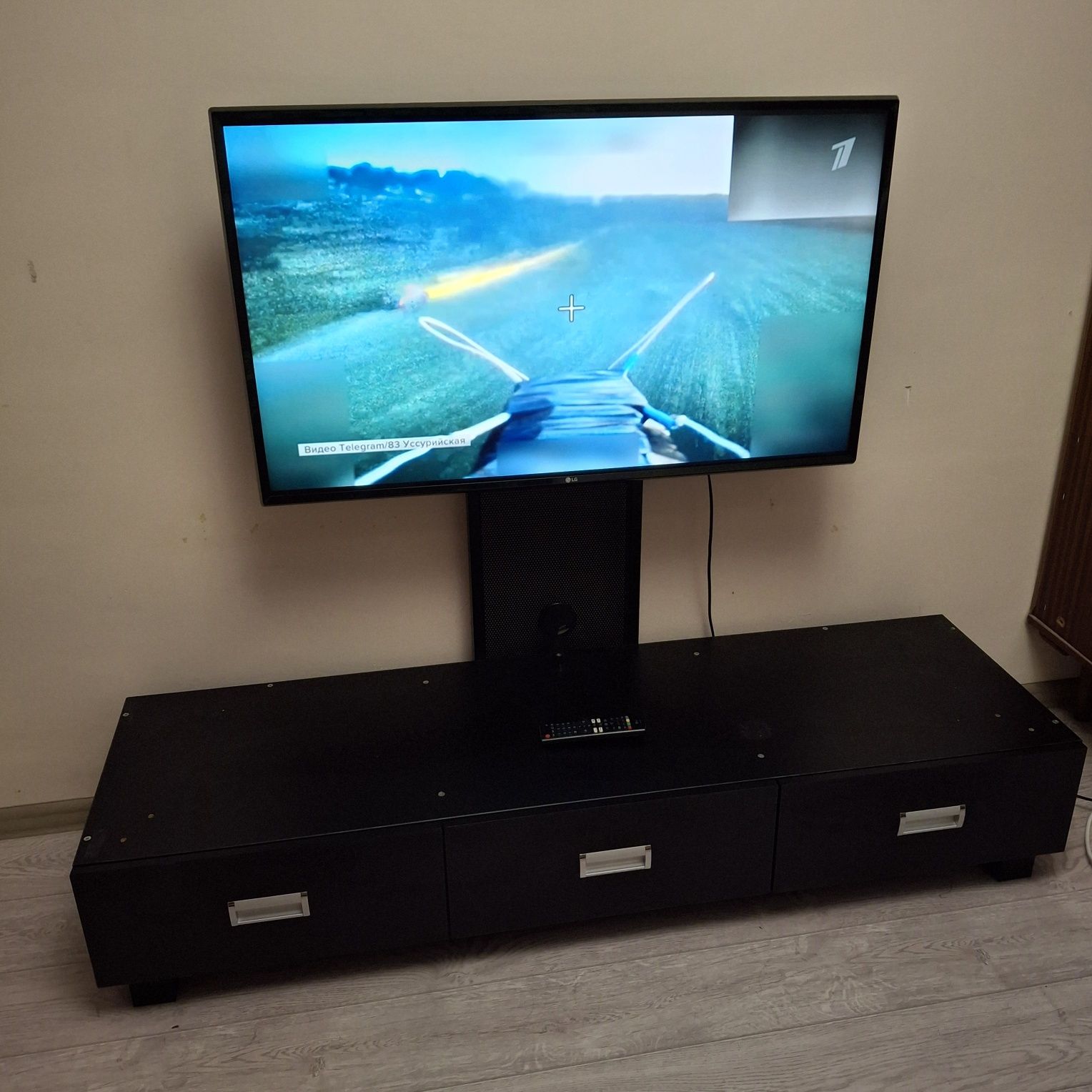 Телевизор LED TV LG,  стойка кронштейн,  тумба Mart