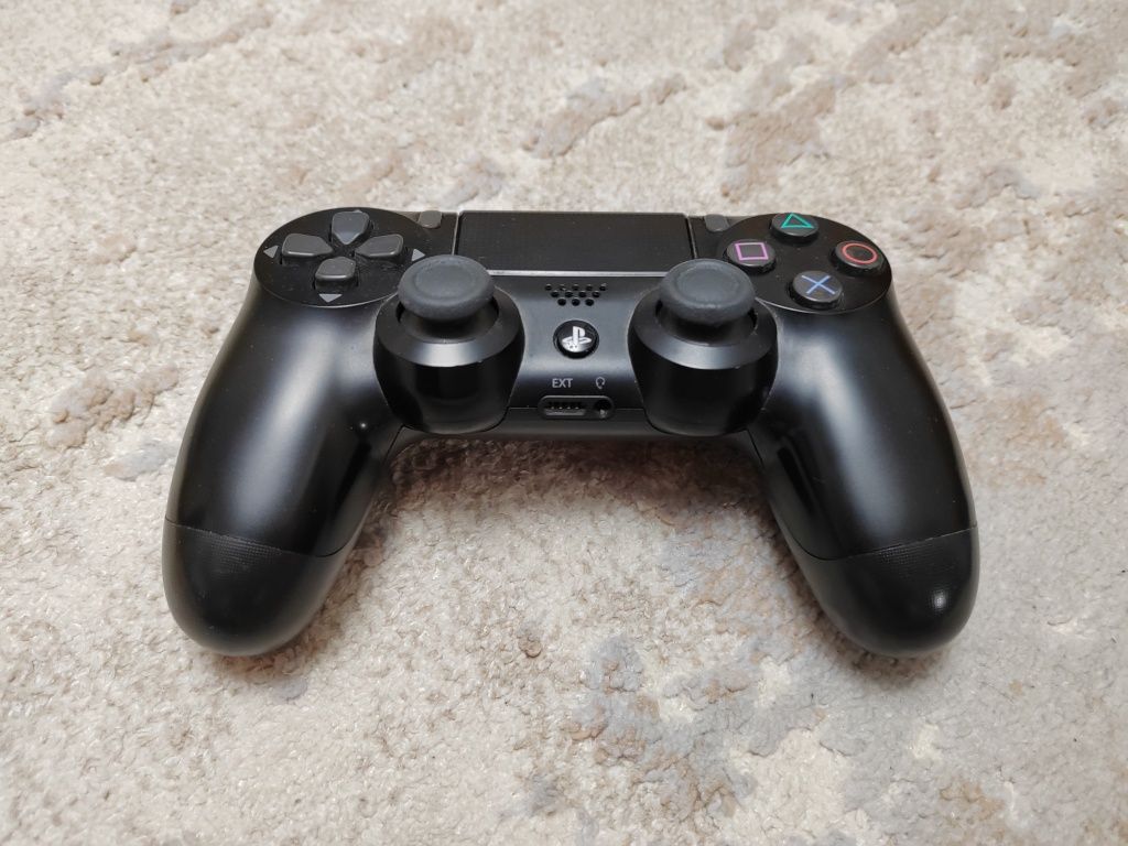 Продаю PS 4 1TB как новая