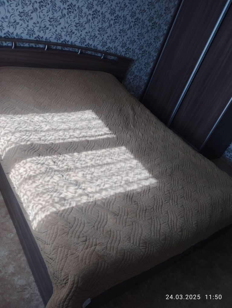 Продам прихожую , кровать и шкаф срочно