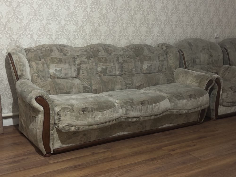 Продам диван с креслами