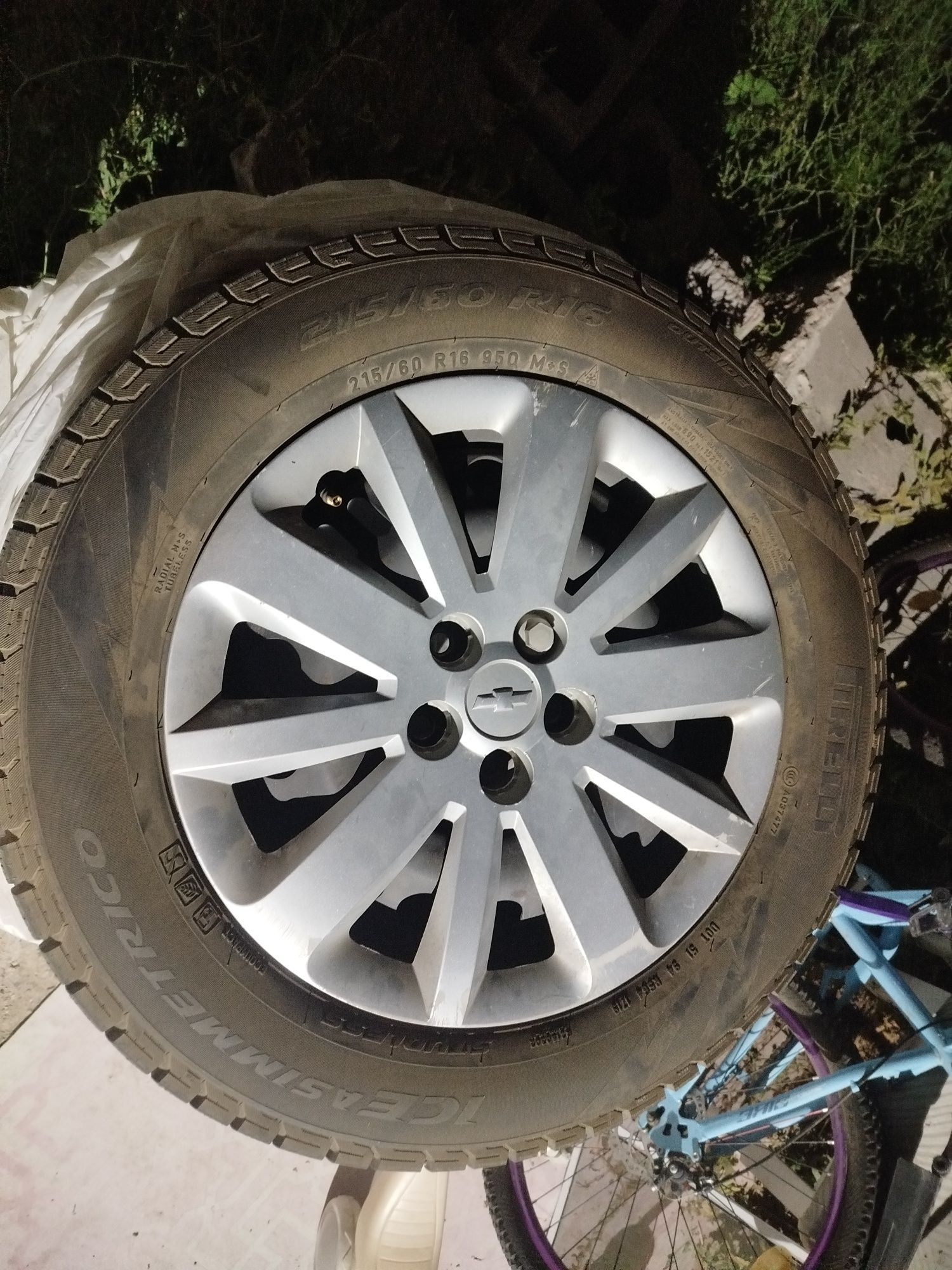Продам Шины Pirelli в отличном состоянии протекторы 90% зимние липучки