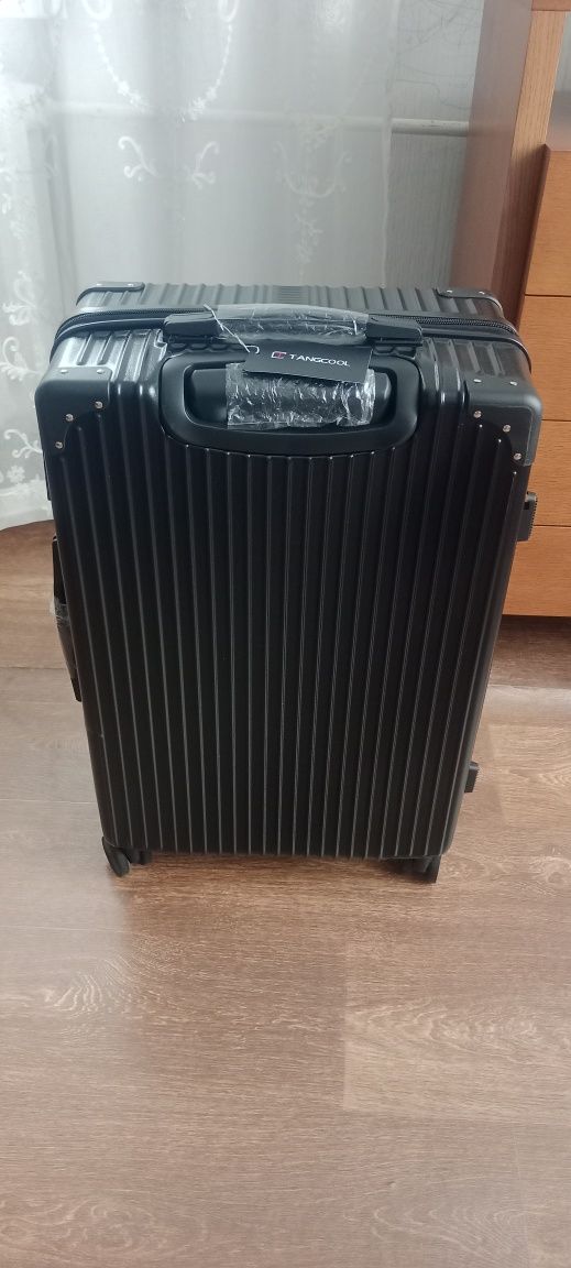 Продам новый чемодан
