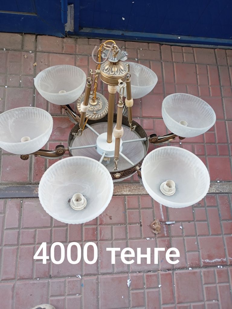 Люстра,стол компьютерный.