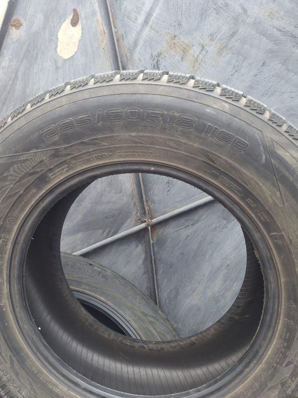 Продам резину всесезонную Nokian на R-18 285/60 состояние шорошее