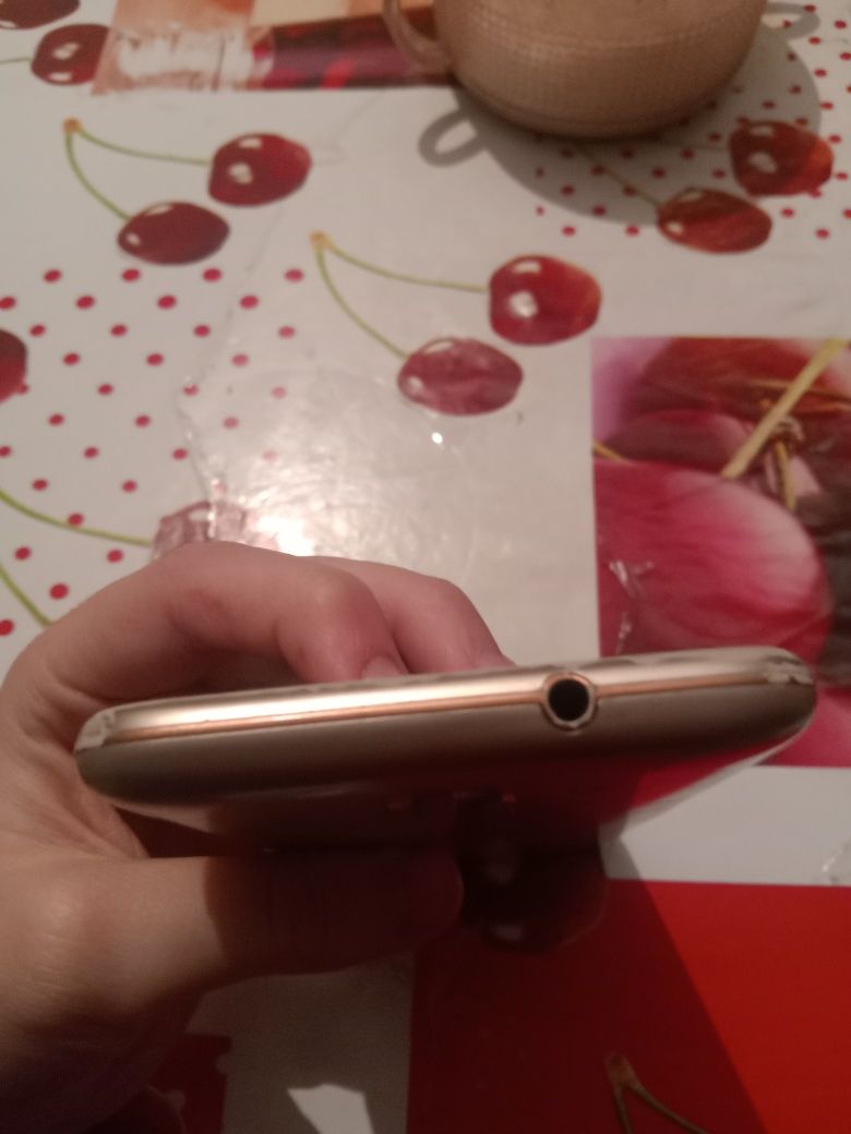 HUAWEI y3  8гб всего .оперативнач память 1гб .процессор 4 ядра  1,1 г