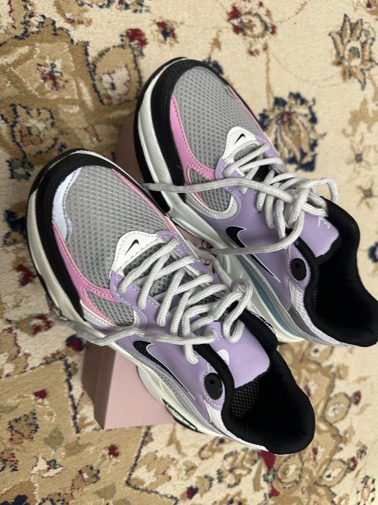 Женские новые кроссовки Nike