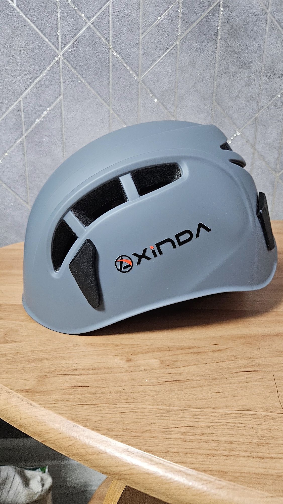 Каска для альпинизма