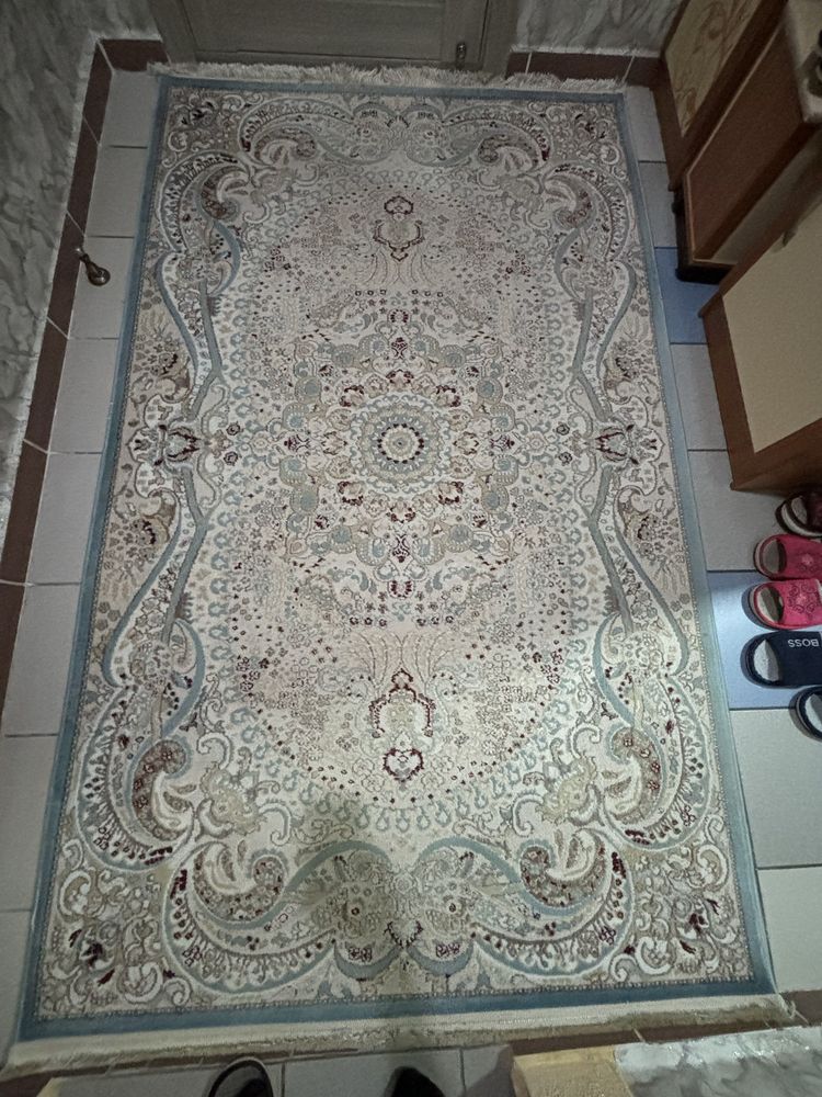 В продаже ковры.
