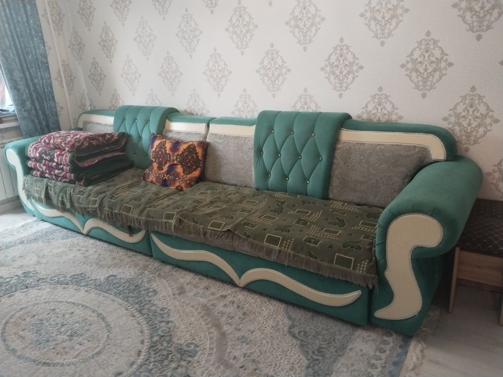 Продам диван длинный.