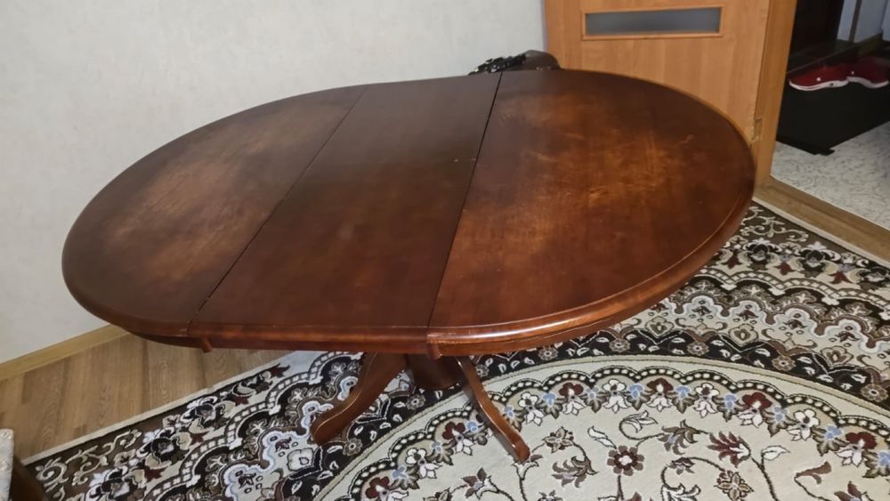 Стол из красного дерева