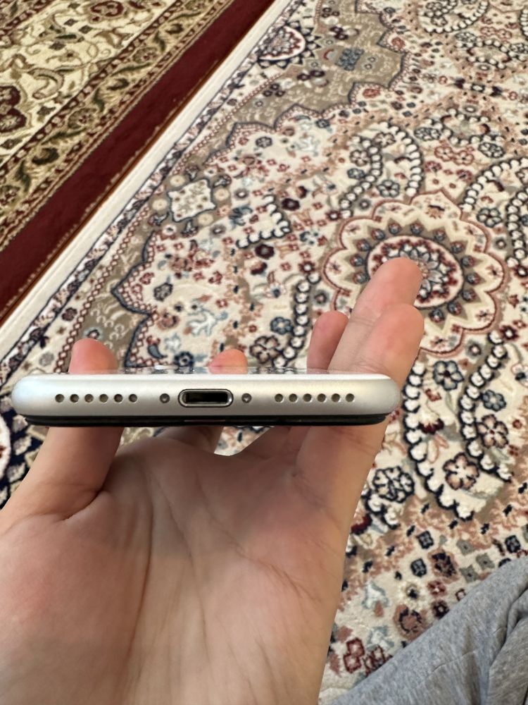 iPhone SE 2020 года, в отличном состоянии 128G