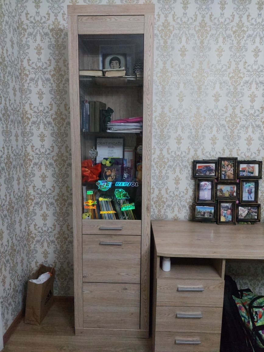 Кровать, рабочий стол, шкафы