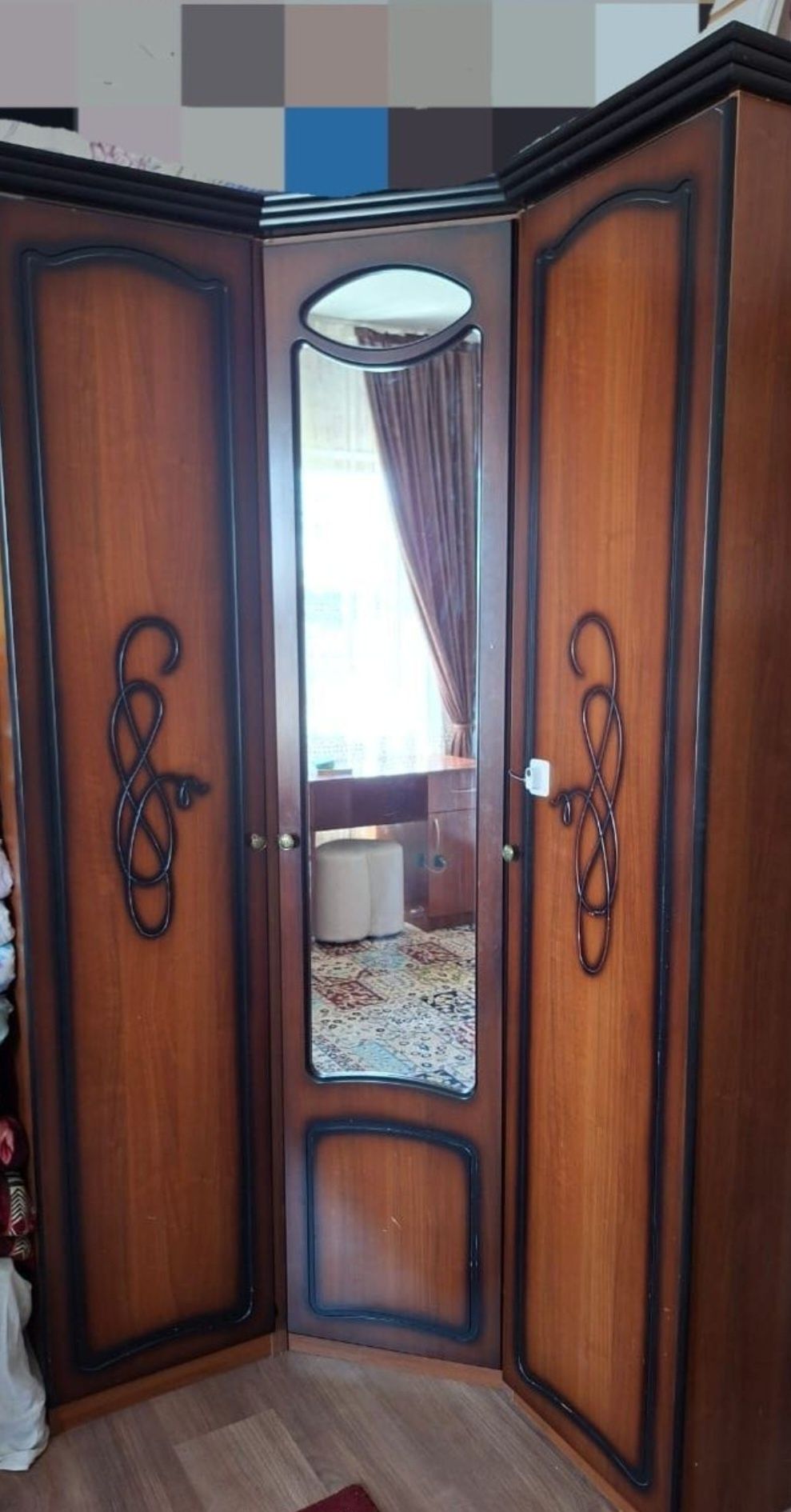 Шкаф угловой продаем