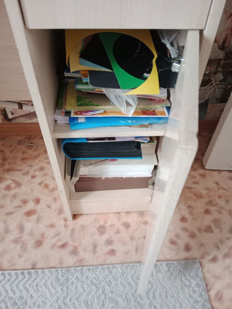 Продам письменный столик.