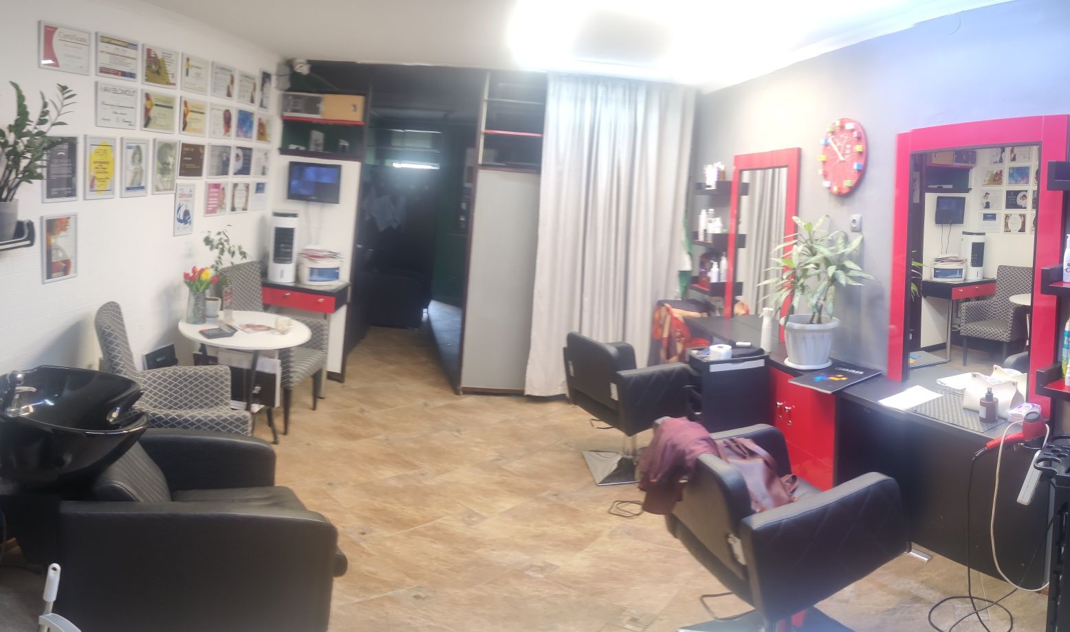 Сдается в аренду 2 парикмахерских кресла и кабинет nail стилиста