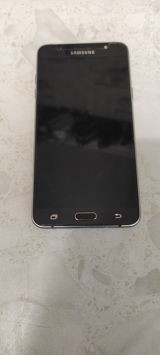 Телефон Samsung Galaxy J7