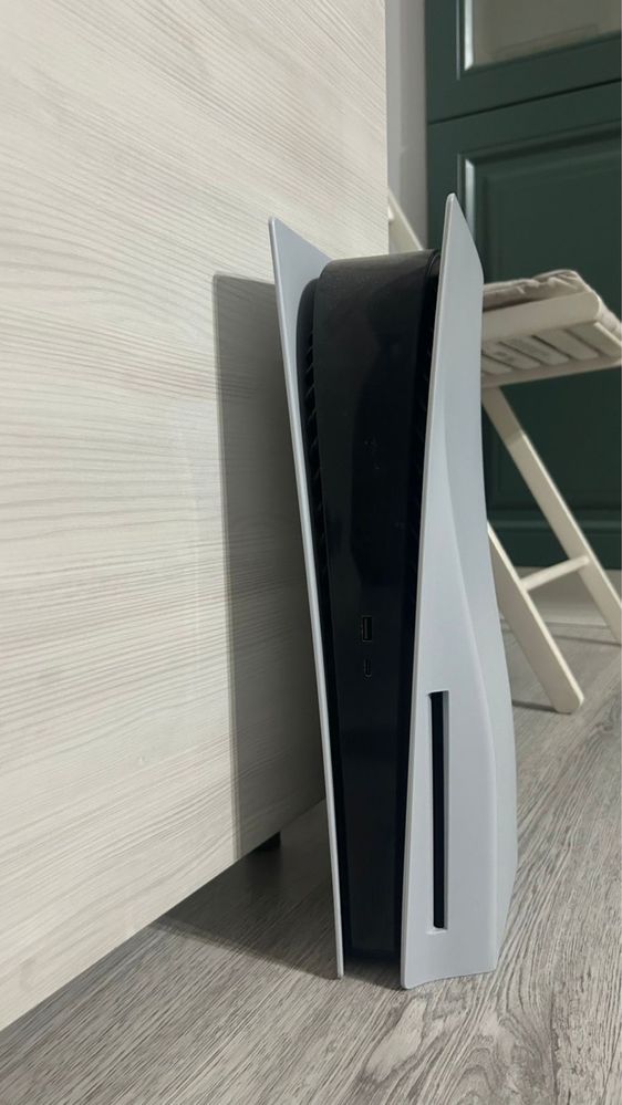 Продам PS 5 в отличном состоянии