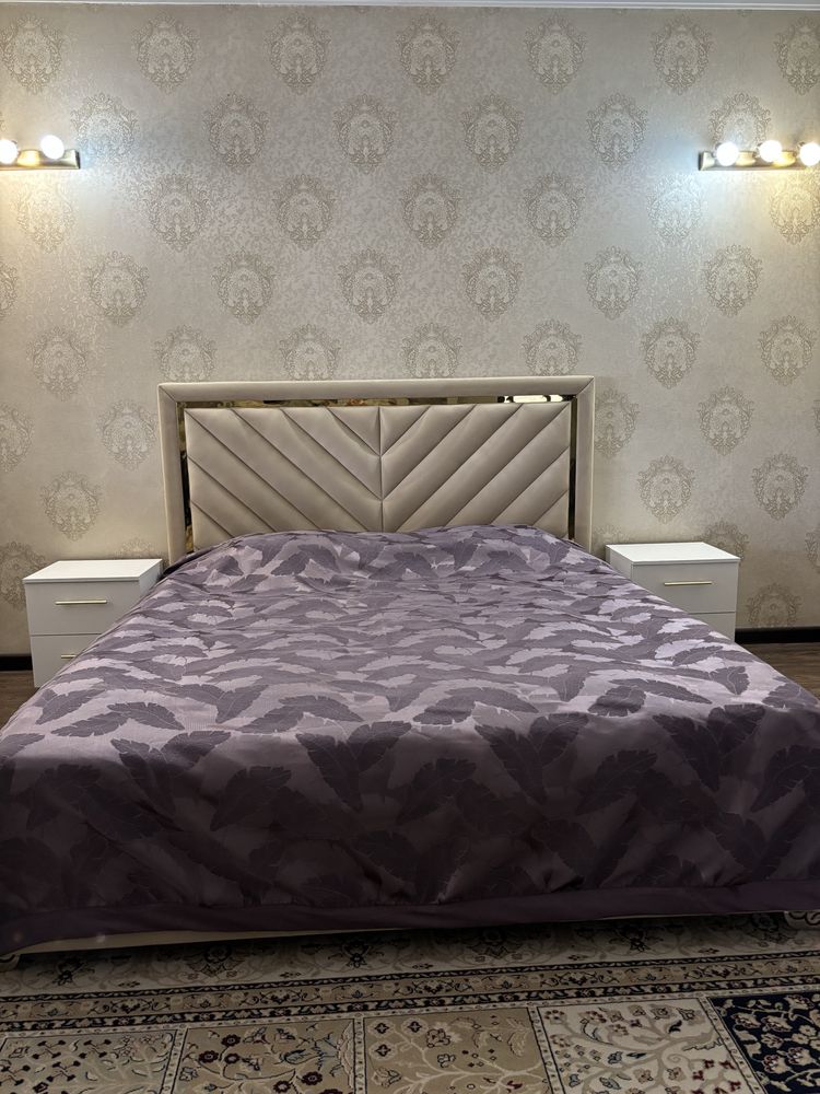 Продается двухспальная кровать с двумя тумбами