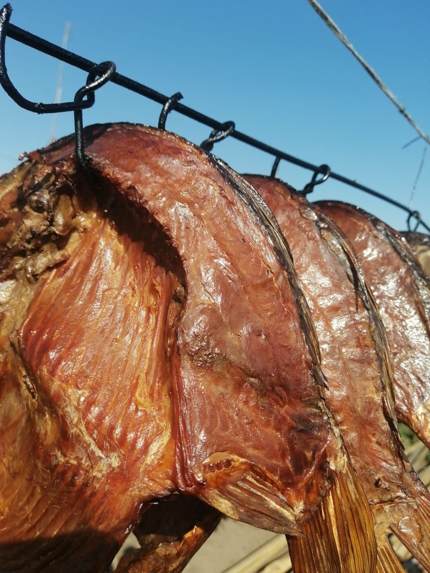 Продам карась крупный горячего копчения.