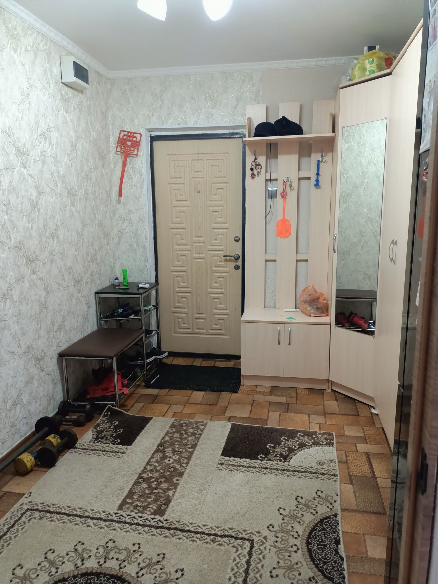 Продам трехкомнатную квартиру в районе Уральск 2
